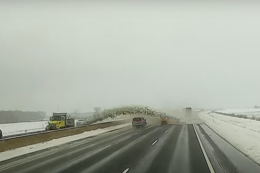 "Гениальная" уборка снега и пролет через машину на 80 км/ч. Смотрим лучшие ролики января