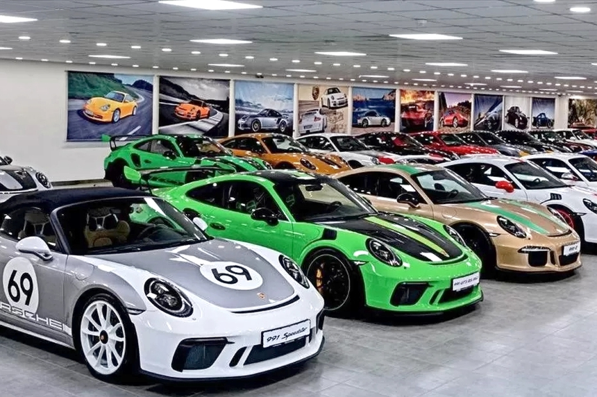 Бывший преподаватель из Днепра собрал одну из крупнейших в мире коллекций Porsche