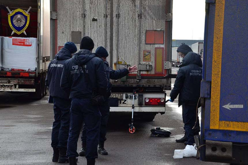 Водителем грузовика, насмерть сбившим таможенницу в "Козловичах", оказался белорус (обновлено)