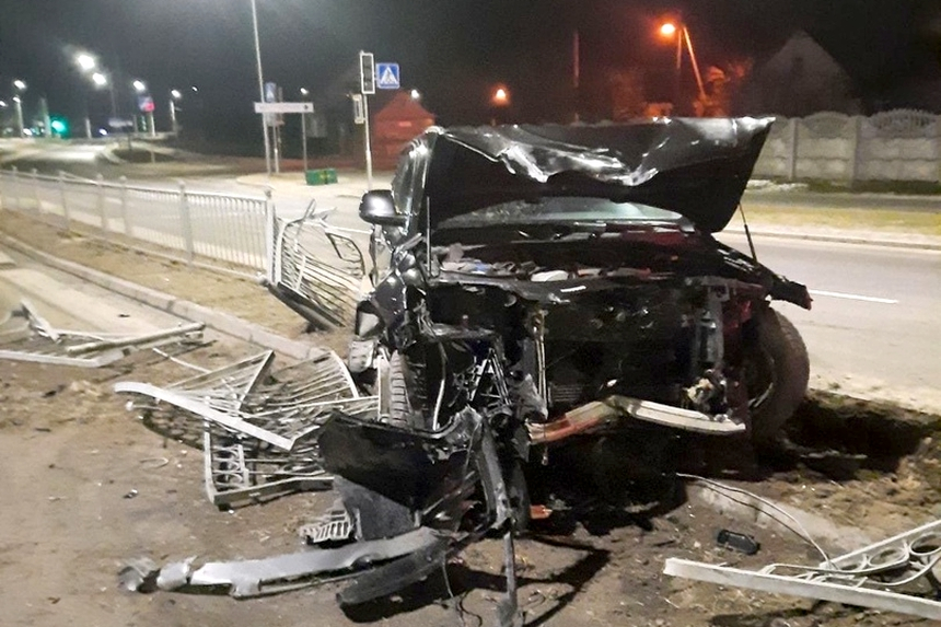 В Бресте нетрезвый водитель на Audi повредил 50 метров заборного ограждения