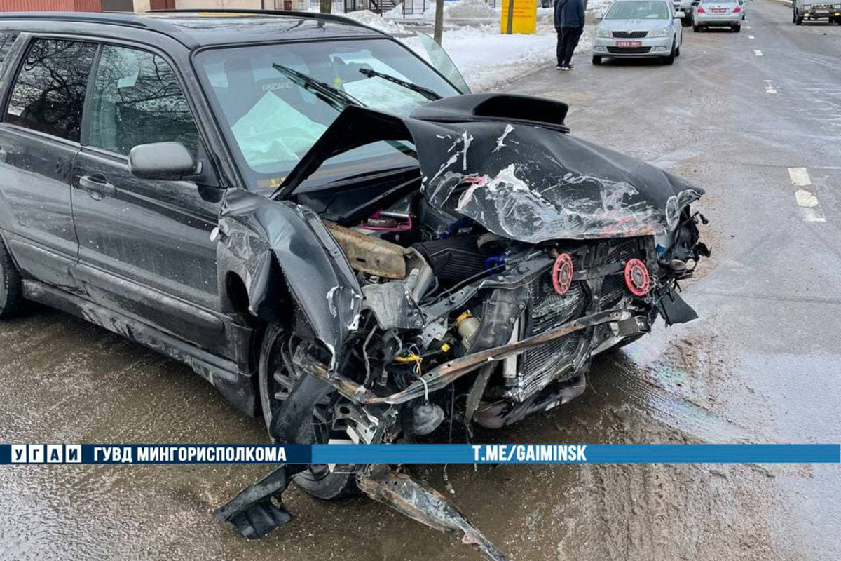 В Минске водитель Subaru протаранил припаркованные автомобили