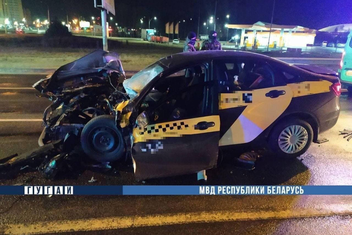 В Бресте Lada Vesta разбилась о попутный автобус – погиб 29-летний таксист