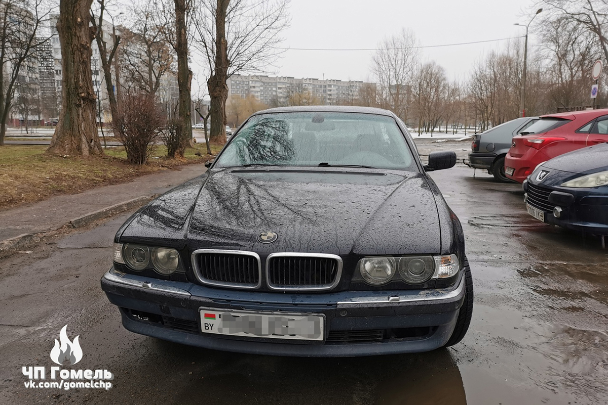 В Гомеле пьяный водитель BMW сбил троих пешеходов и одного увез