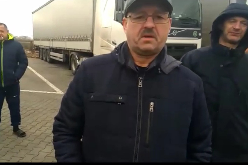 Около 35 белорусских дальнобойщиков не выпускают из Украины в Румынию. Они записали видеобращение