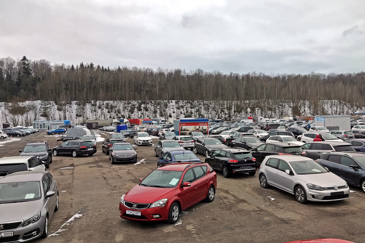 Авторынки "Ждановичи" и "Малиновка": как перекупщики обманывают покупателей