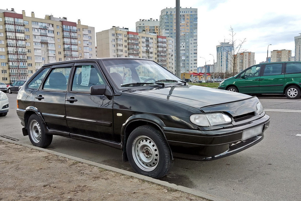 Течет масло, в крыльях дыры, но есть и почти идеал. Смотрим Lada за 3-5  тысяч