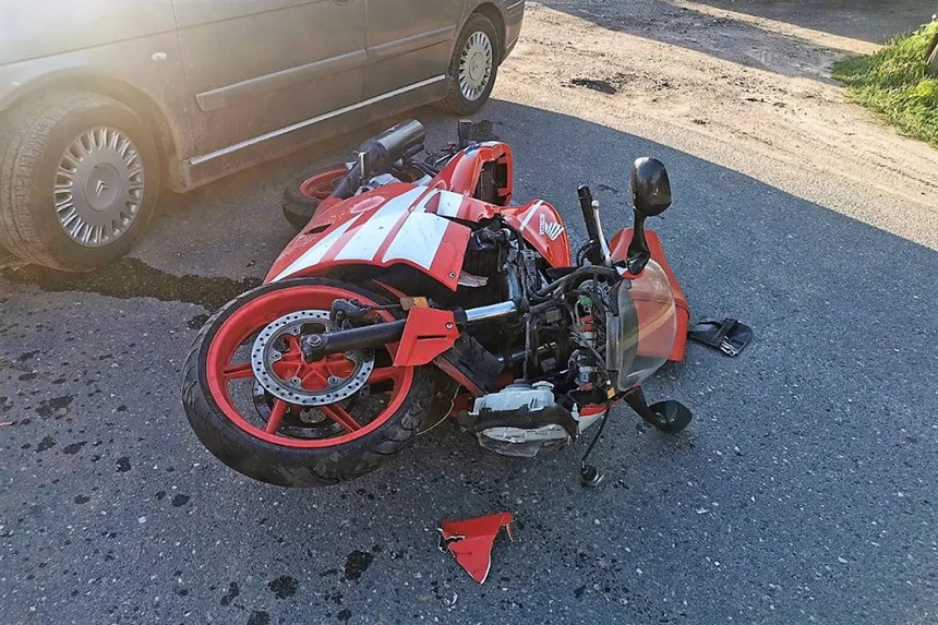 В Омске мотоциклист разбился насмерть, врезавшись в столб. Пассажир в тяжелом со