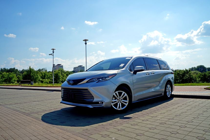 Минивэн по американскому рецепту. Тест-драйв подержанной Toyota Sienna IV
