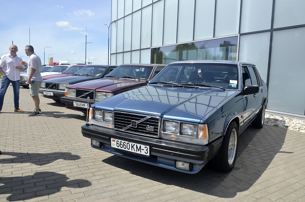 В Минске прошла встреча владельцев классических Volvo и Saab. Фоторепортаж
