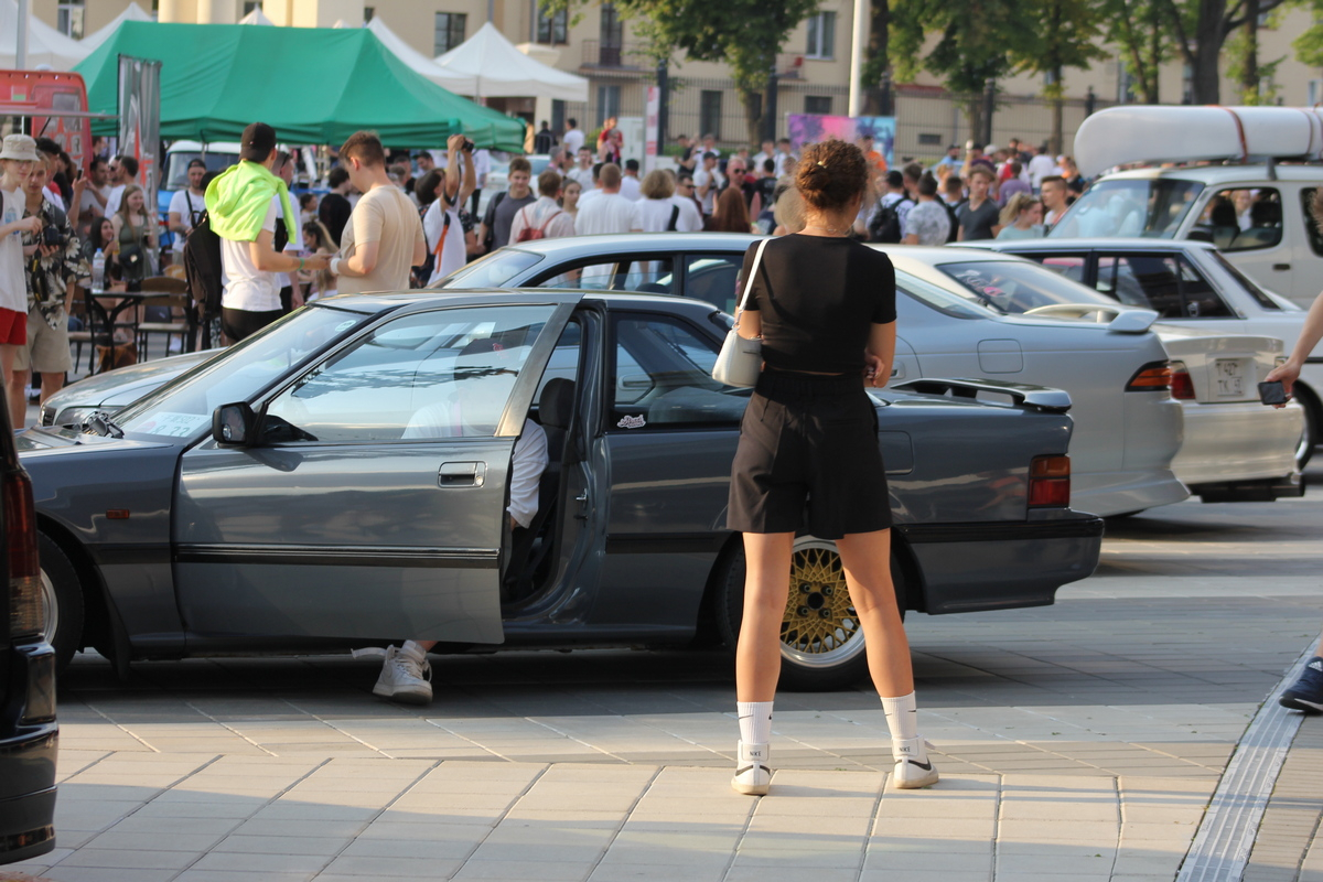 "Хочешь хвастаться машиной – люби ее мыть!" Больше 90 японских автомобилей съехались в центр Минска