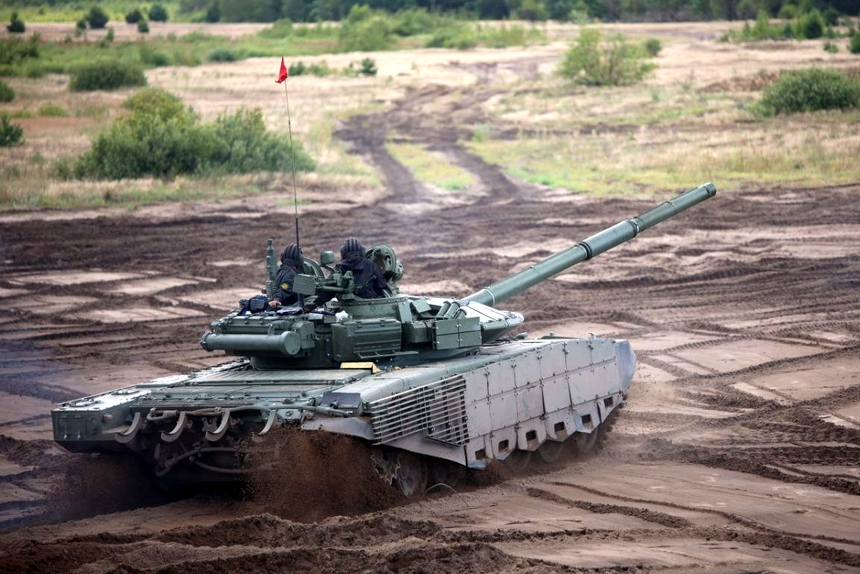 В Беларуси представили новейший танк Т-72БМ2 собственной разработки