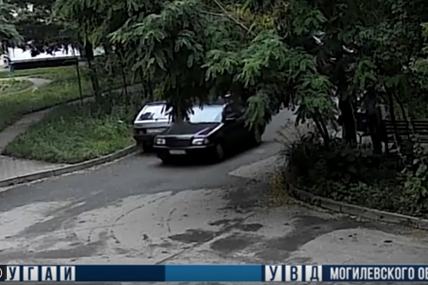 За эту аварию во дворе ГАИ лишила водителя Mercedes "прав"