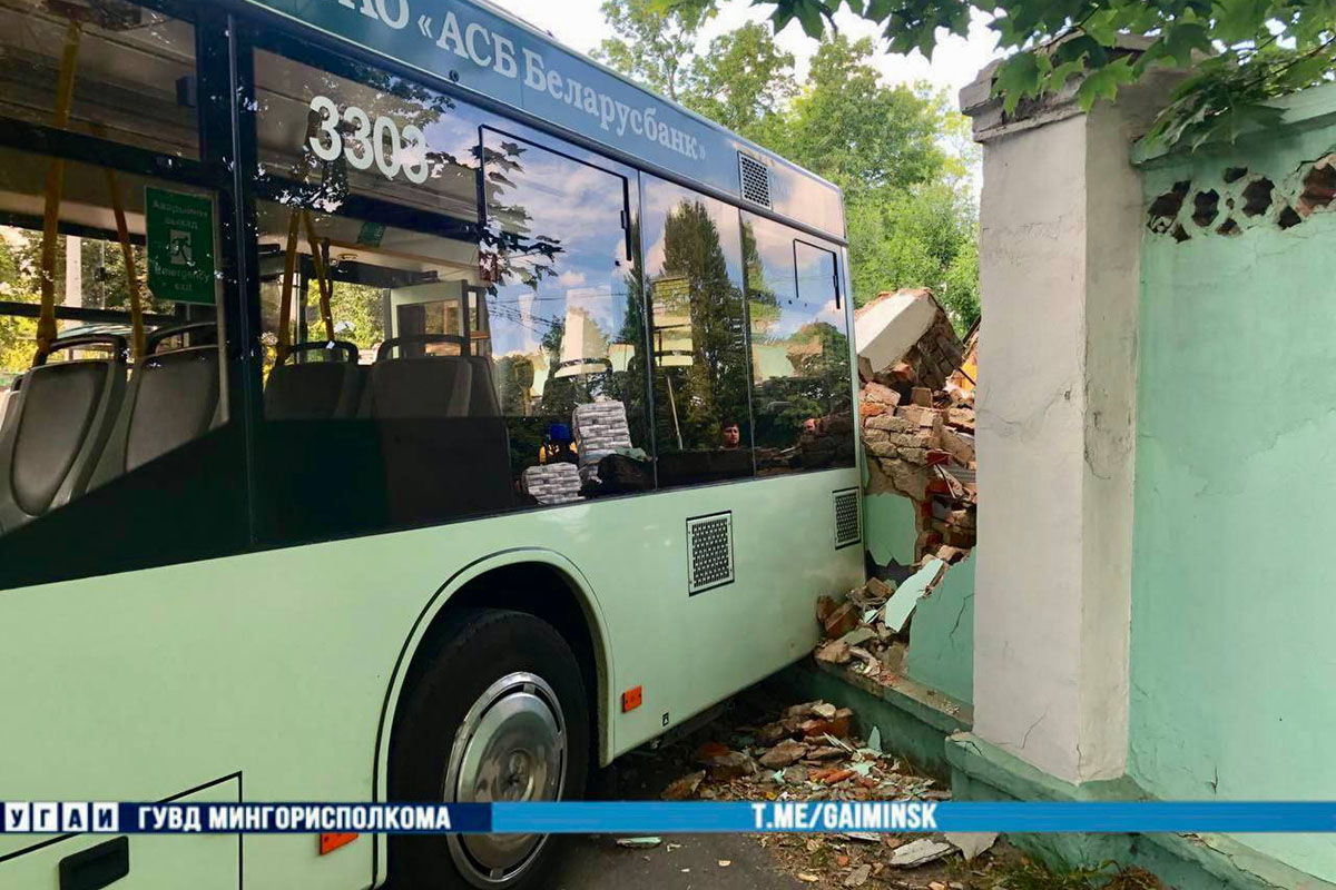 В Минске троллейбус задом развалил забор