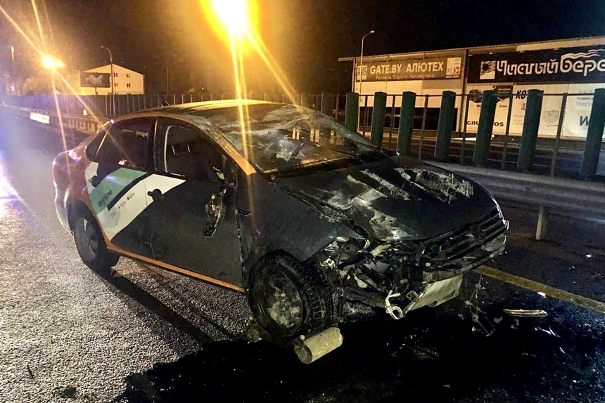 Каршеринговый автомобиль перевернулся на МКАД в Минске – водителя и пассажира увезла "скорая"