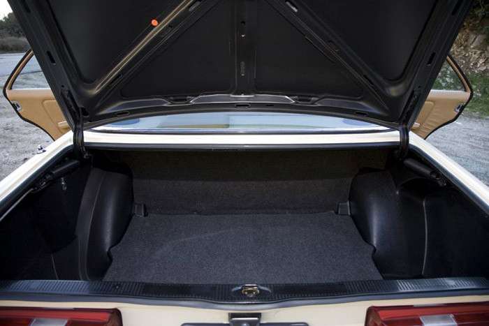 Легенды в строю. Возвращаемся в 90-е вместе с Mercedes-Benz W123