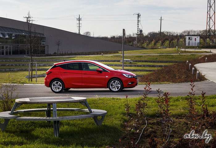 Opel Astra K: взглянул на декольте - встрепенулся бумажник