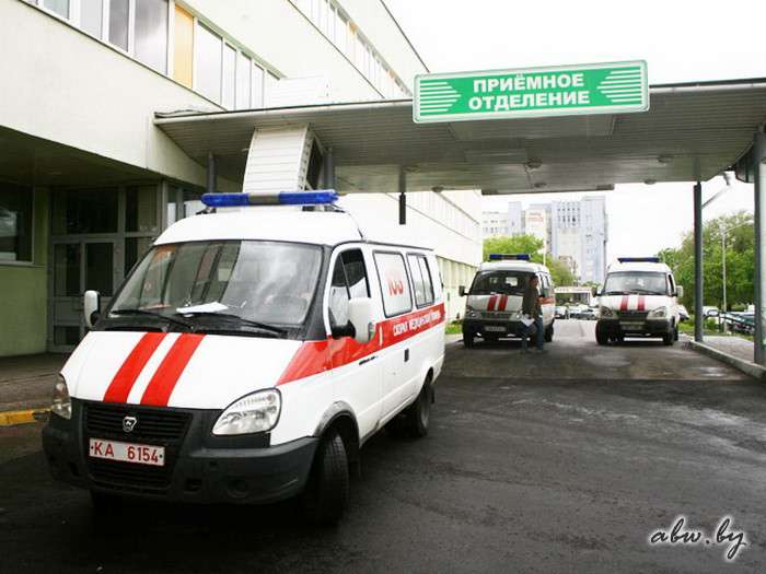 10 скорая больница. Больница скорой медицинской помощи Минск. Больница скорая. Скорая возле больницы. Машина скорой помощи возле больницы.
