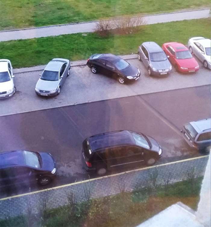 Соседская машина. Занял место на парковке. Припарковался на разметке. Паркуется на два места. Машина на парковке.