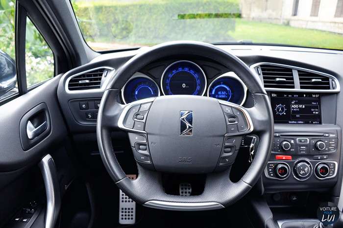 Citroen_DS4_SO_CHIC_008_volant.jpg
