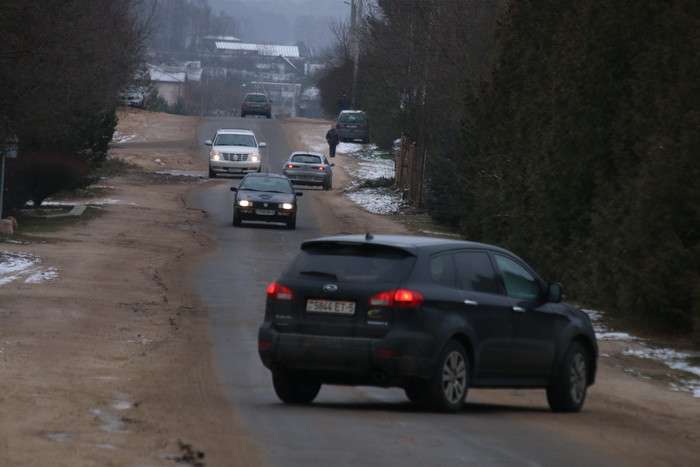 Проблемное место спустя полгода: жители просят транспорт и дороги, но им строят магазины