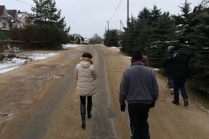 Проблемное место спустя полгода: жители просят транспорт и дороги, но им строят магазины