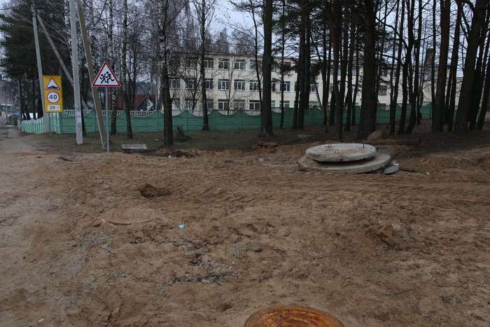 Проблемное место спустя полгода: жители просят транспорт и дороги, но им строят магазины