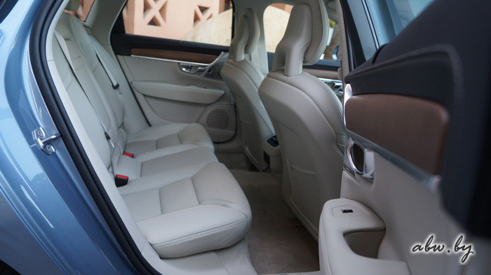 Volvo S90: гость из будущего