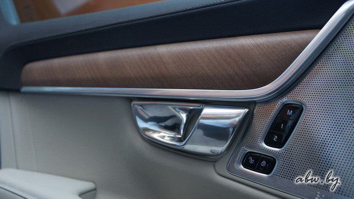 Volvo S90: гость из будущего