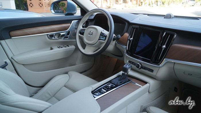 Volvo S90: гость из будущего