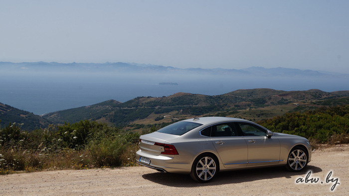 Volvo S90: гость из будущего