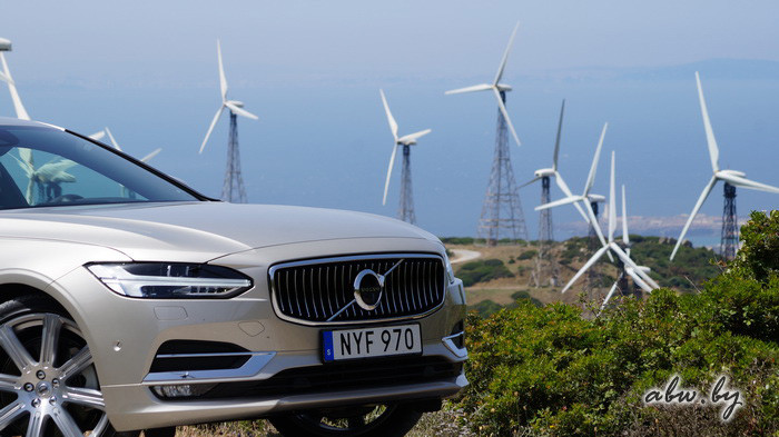 Volvo S90: гость из будущего