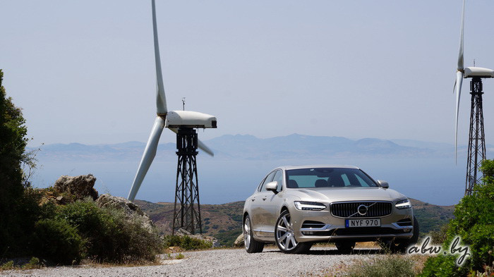 Volvo S90: гость из будущего