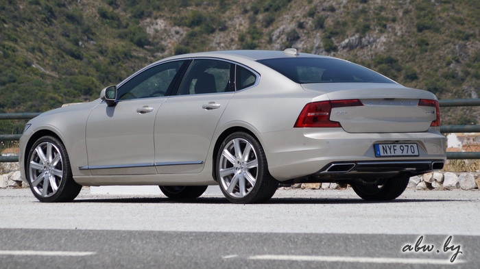 Volvo S90: гость из будущего