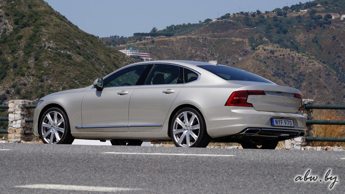 Volvo S90: гость из будущего