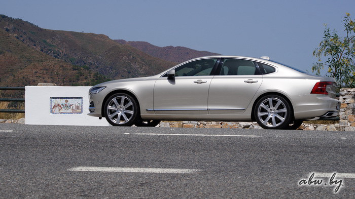 Volvo S90: гость из будущего