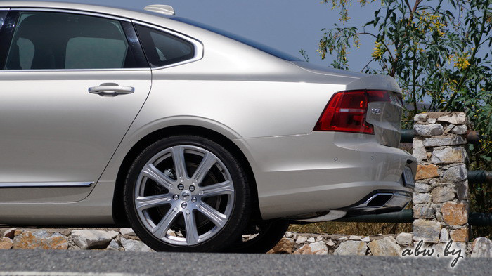 Volvo S90: гость из будущего