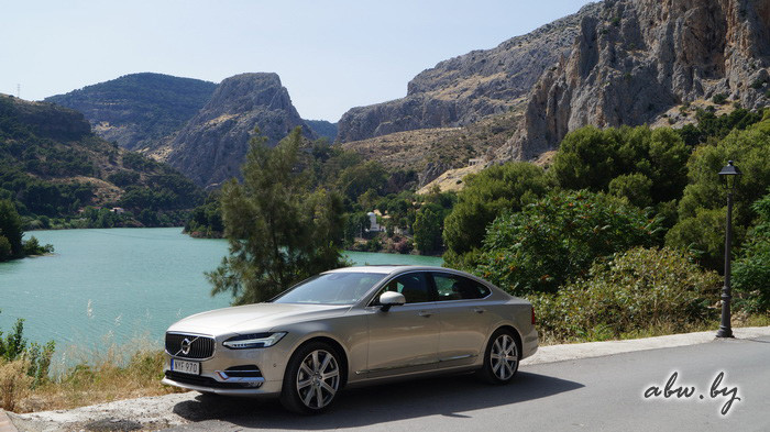 Volvo S90: гость из будущего