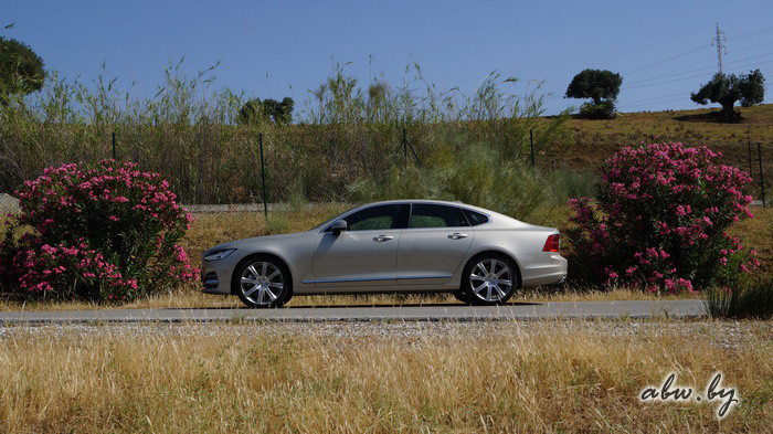 Volvo S90: гость из будущего