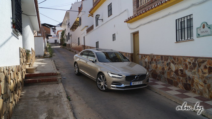 Volvo S90: гость из будущего