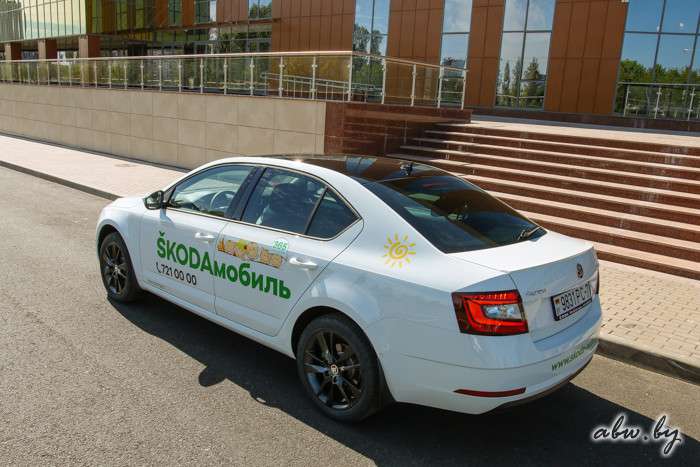 Есть повод для радости? Первый белорусский тест-драйв Skoda Octavia, которую ругают за фары в стиле Mercedes