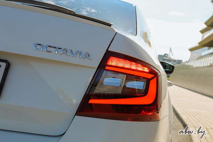 Есть повод для радости? Первый белорусский тест-драйв Skoda Octavia, которую ругают за фары в стиле Mercedes