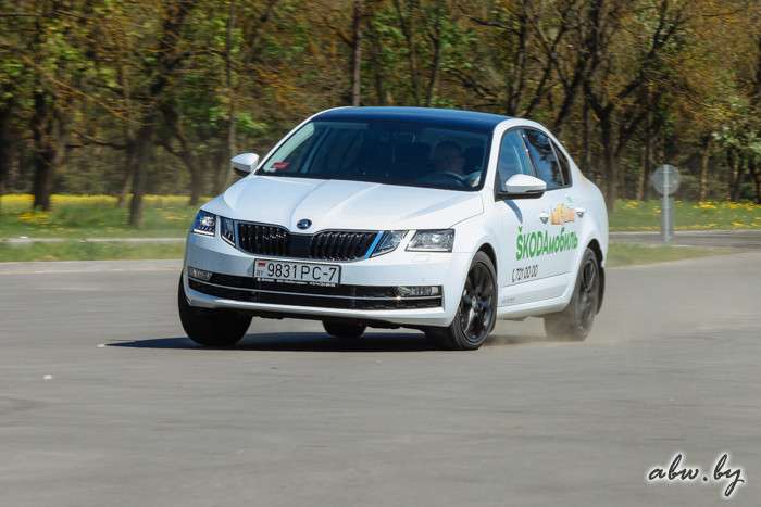 Есть повод для радости? Первый белорусский тест-драйв Skoda Octavia, которую ругают за фары в стиле Mercedes