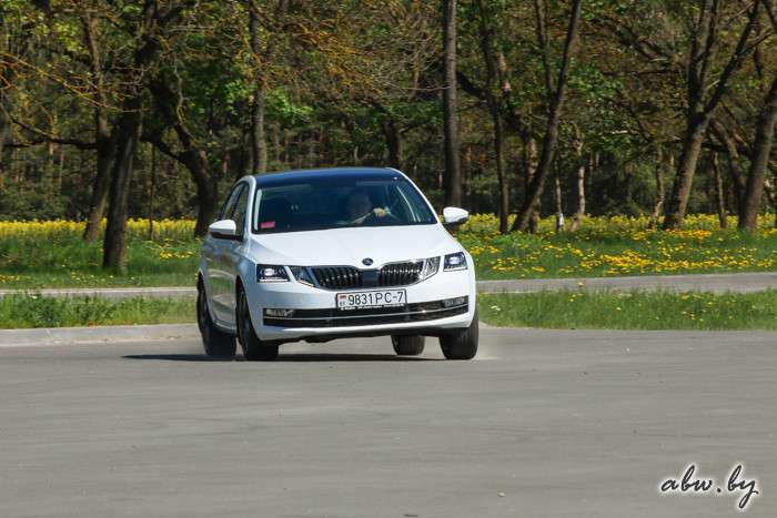 Есть повод для радости? Первый белорусский тест-драйв Skoda Octavia, которую ругают за фары в стиле Mercedes