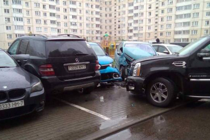 Мужчина на Cadillac Escalade повредил семь машин в Минске (обновлено: в организме водителя - 2,68 промилле алкоголя)