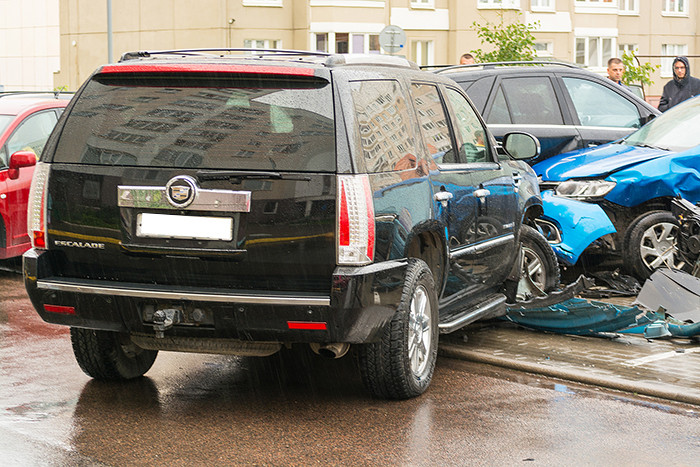 Мужчина на Cadillac Escalade повредил семь машин в Минске (обновлено: в организме водителя - 2,68 промилле алкоголя)