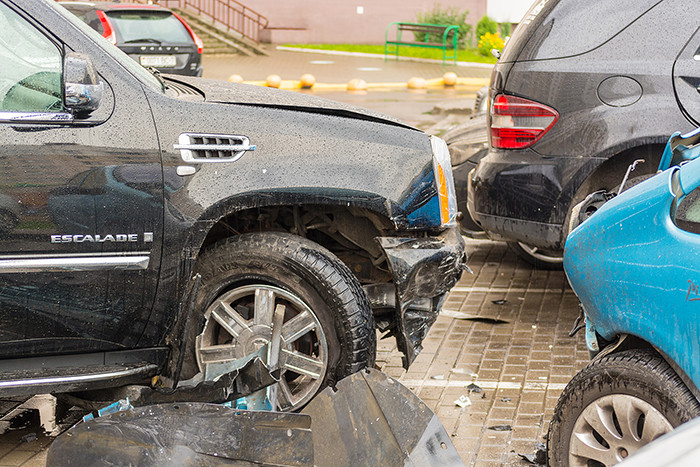 Мужчина на Cadillac Escalade повредил семь машин в Минске (обновлено: в организме водителя - 2,68 промилле алкоголя)