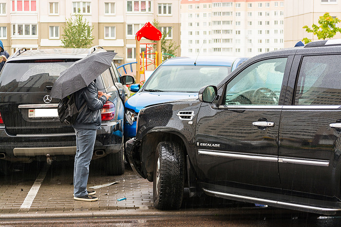Мужчина на Cadillac Escalade повредил семь машин в Минске (обновлено: в организме водителя - 2,68 промилле алкоголя)