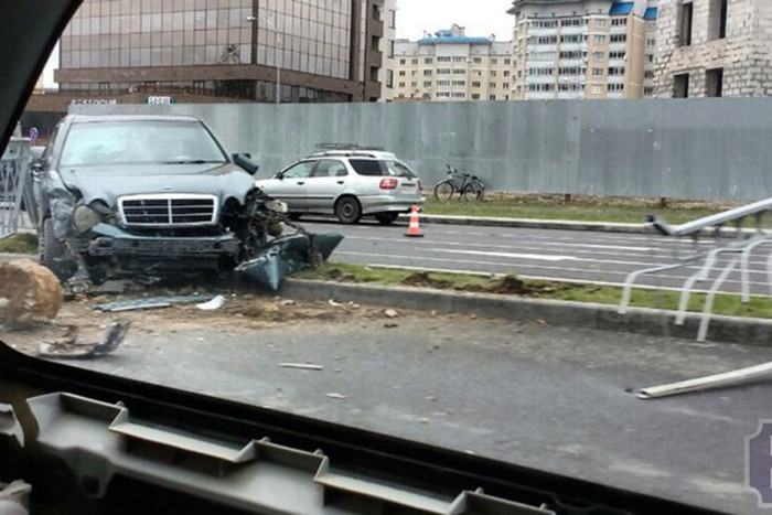 Видеофакт. В Бресте Mercedes столкнулся с малолитражкой