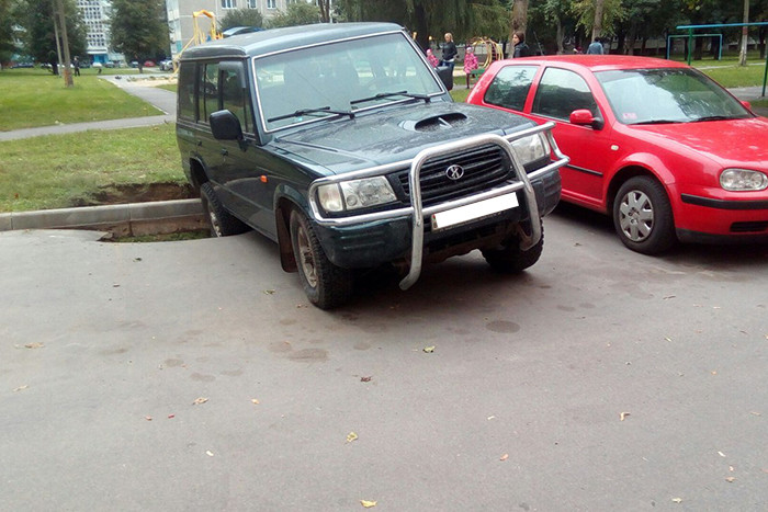 В Гомеле под припаркованным внедорожником провалился асфальт