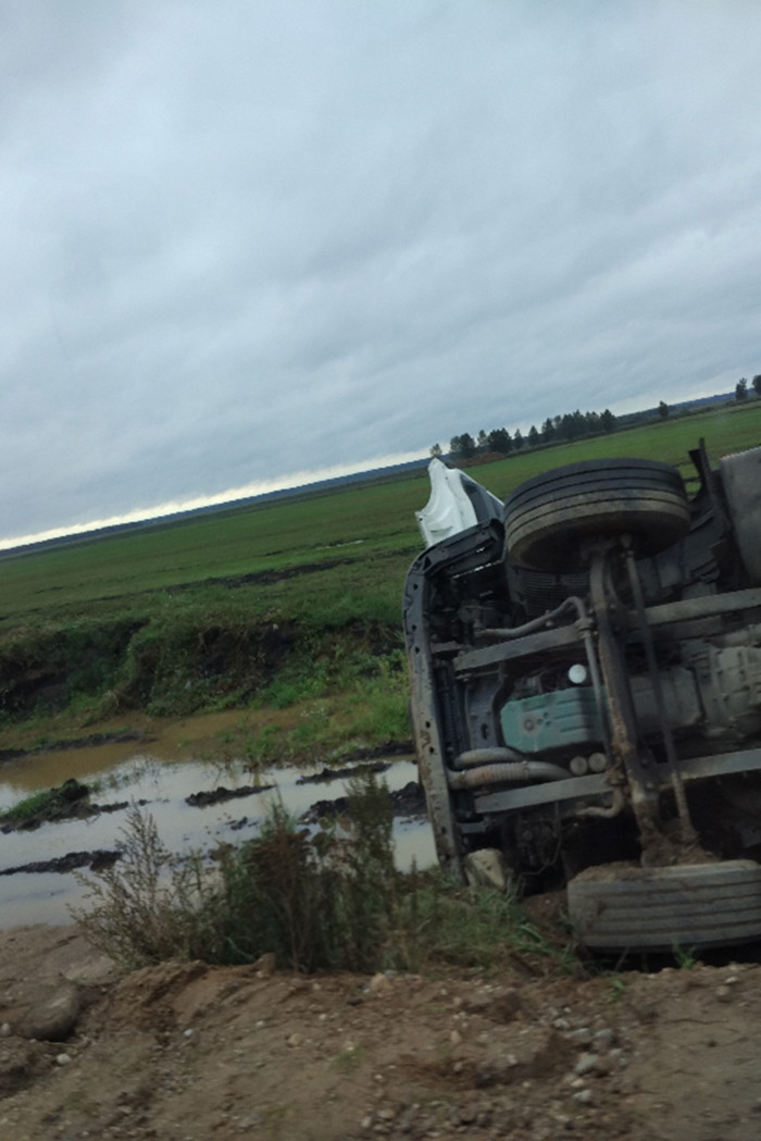 Фотофакт. Под Воложином польская фура съехала в кювет и легла на бок